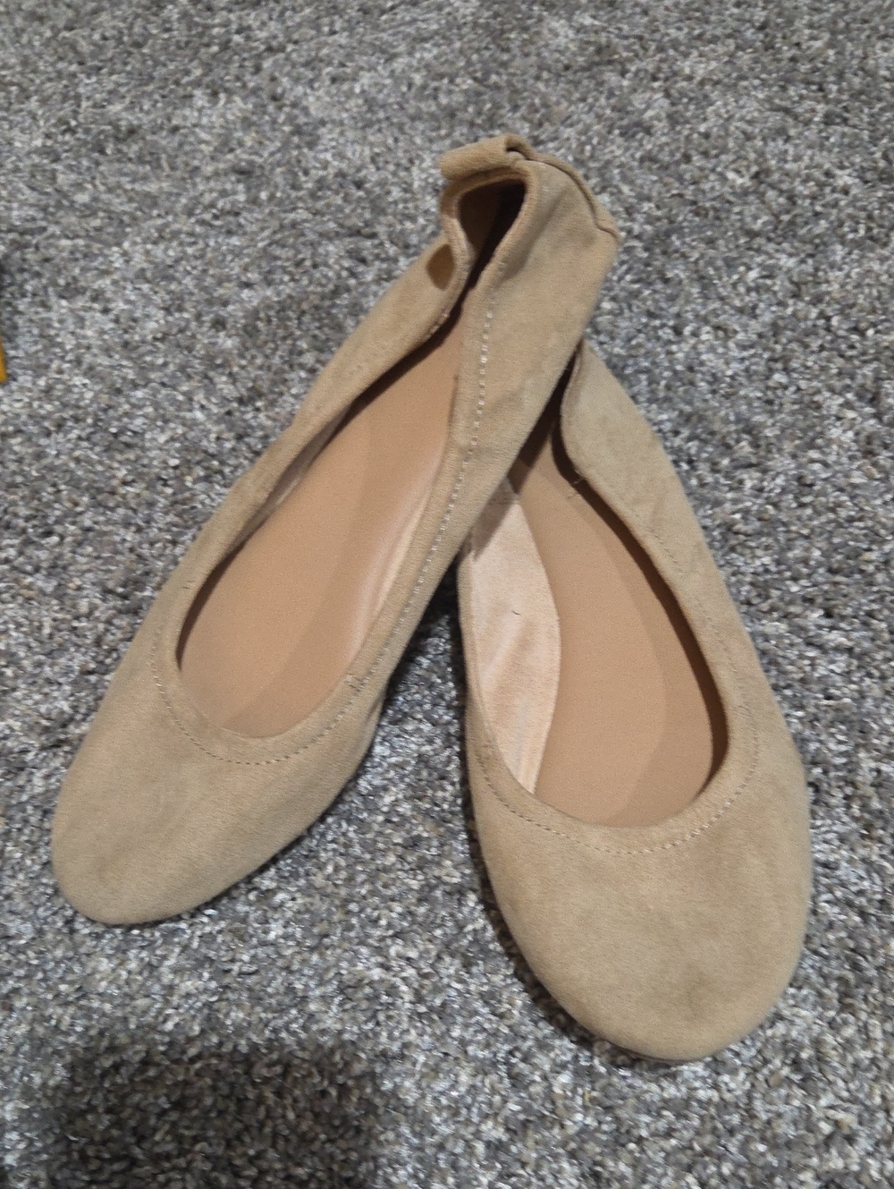 Universal Thread Women’s Tan Suede Ballet Flats